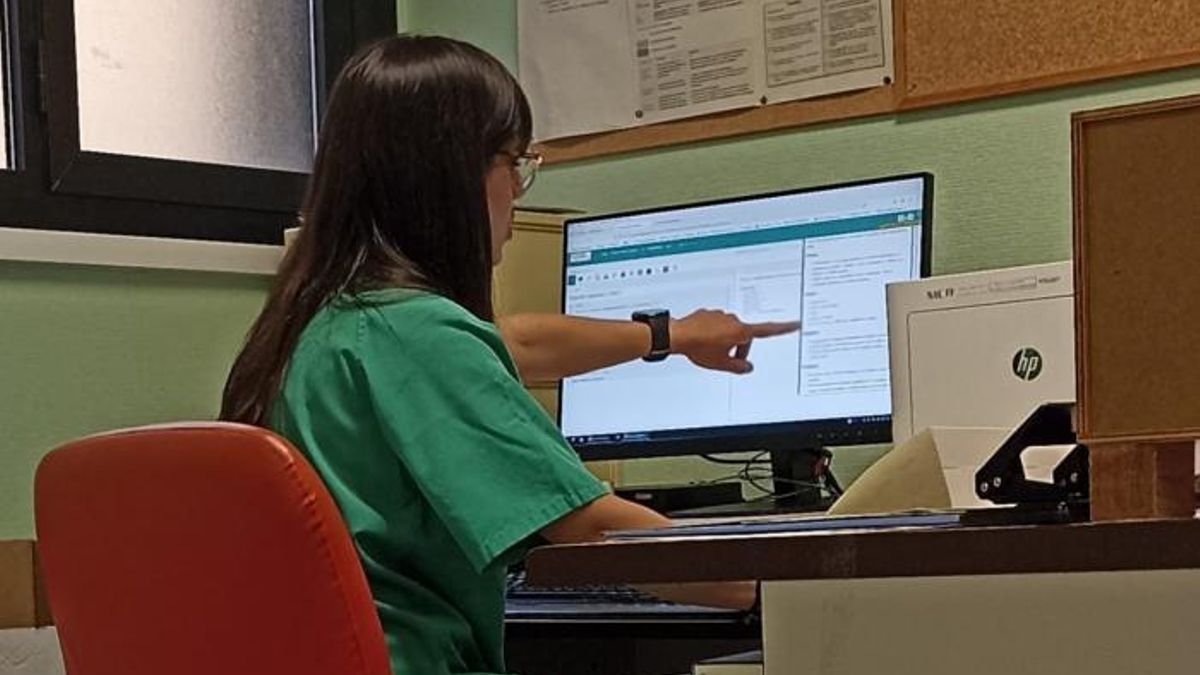 La Dra. Sandra García, adjunta del Servicio de Digestivo del Hospital Clínico, explica cómo se utiliza Salud-GPT, un sistema de inteligencia artificial corporativo para todos los profesionales sanitarios del sistema público aragonés.