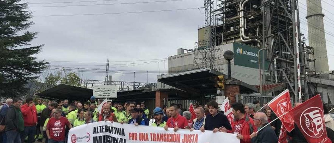 Una concentración frente a la térmica de Lada, en una imagen de archivo.