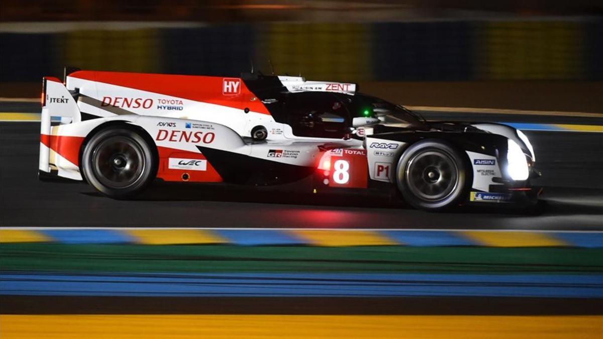 Fernando Alonso, pilotando con maestría su Toyota en Le Mans