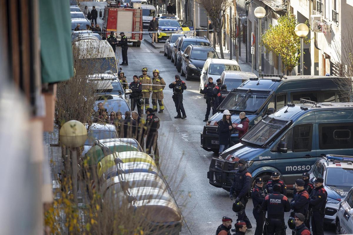 Badalona desaloja un edificio en ruinas en el que viven 8 familias