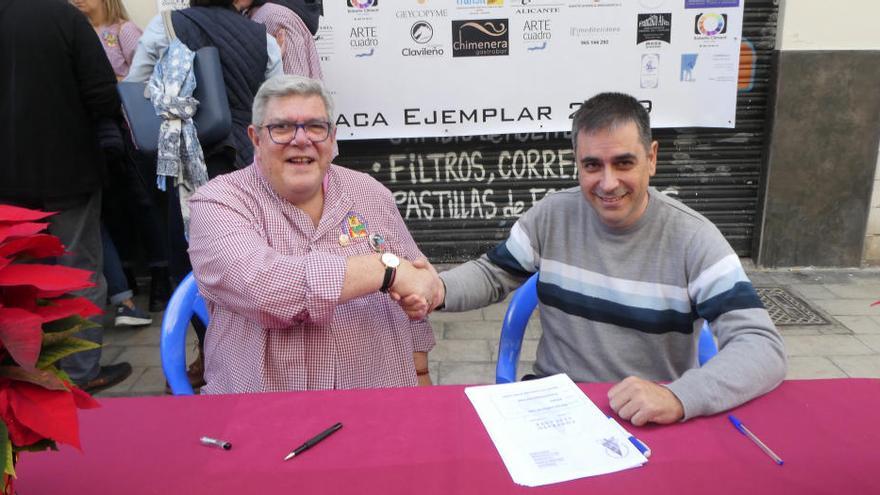 Climent, en una de las firmas de contrato con barracas