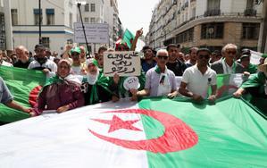 ARGEL (ARGELIA), 26/04/2019.- Argelinos se manifiestan por décimo viernes consecutivo para pedir la caída completa del régimen, en Argel, Argelia. 