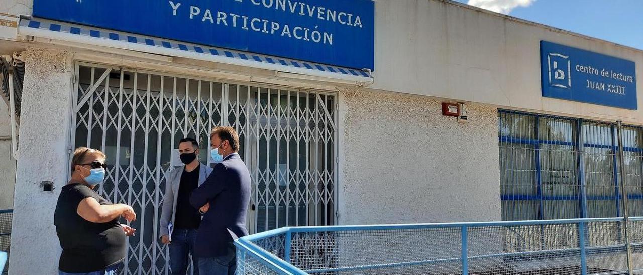 Los ediles de Compromís, Nacho Bellido (derecha) y Rafa Mas (centro) visitan la biblioteca clausurada