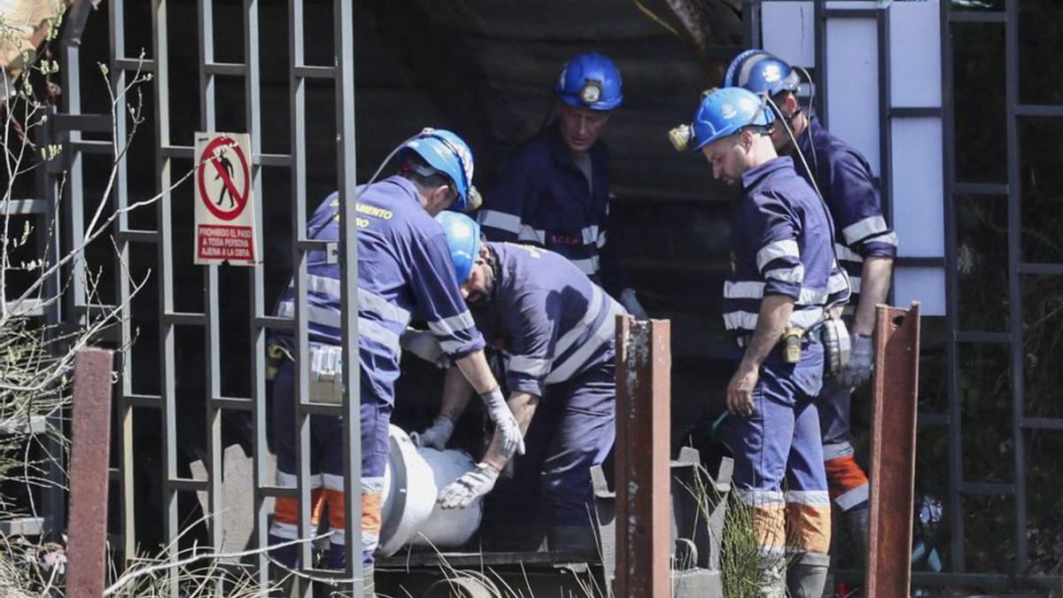 Integrantes de Salvamento Minero, a la entrada de la bocamina de la explotación de Cerredo, tras el accidente del 31 de marzo. | DEMELSA ÁLVAREZ