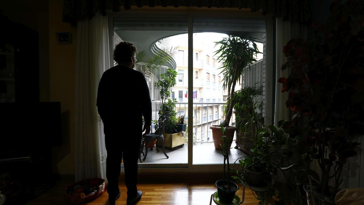 Los hogares de mujeres que viven solas, como María Luisa (imagen) son más numerosos que los de hombres
