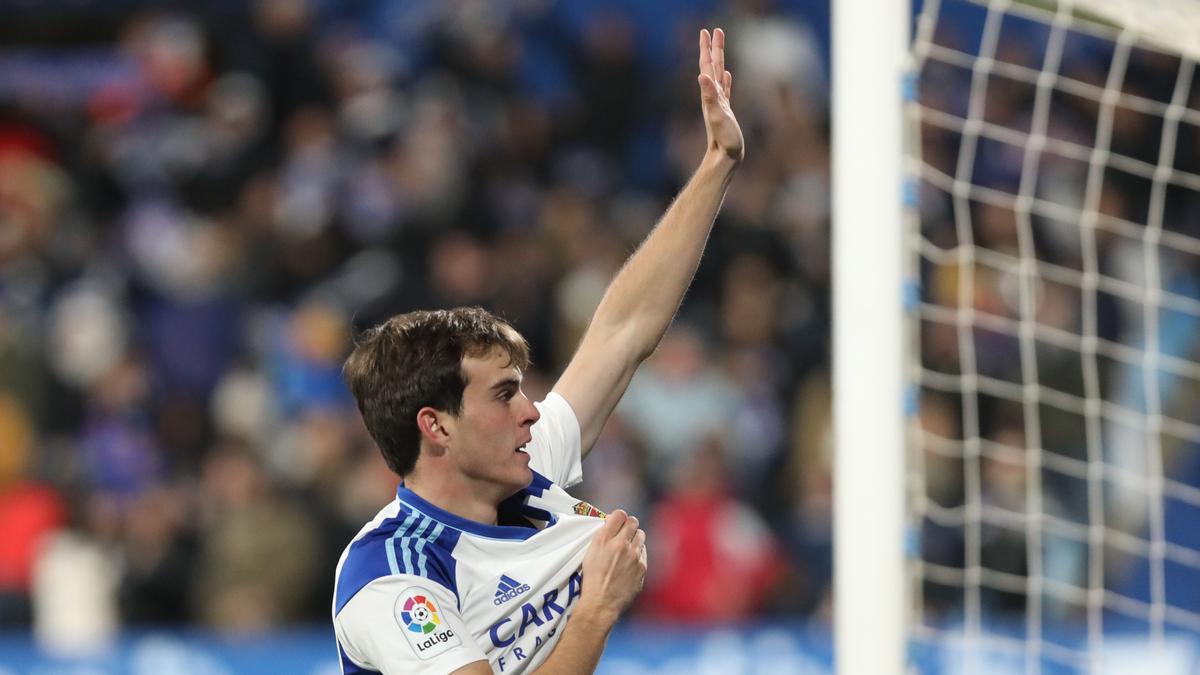 Francho Serrano celebra el gol que anotó ante el Huesca y cuya camiseta guarda en la colección