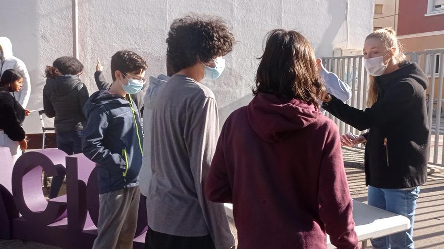 El nuevo punto violeta en el centro educativo cuenta con el apoyo del Ayuntamiento de Huesca y Cruz Roja Juventud.