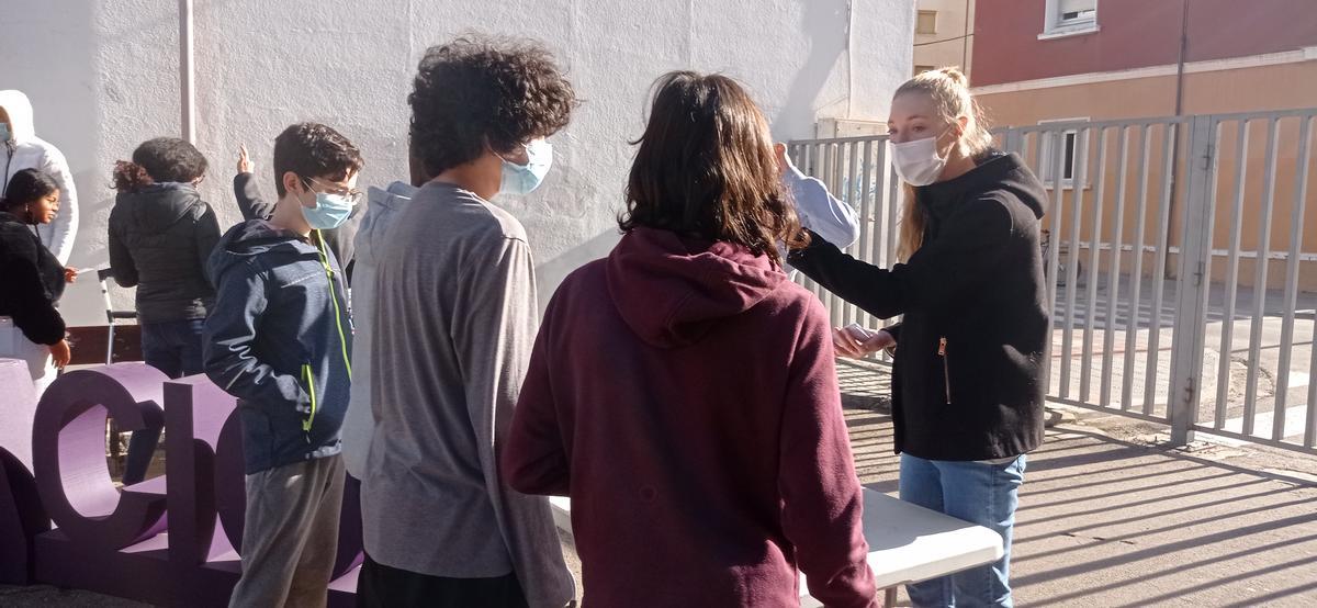 El nuevo punto violeta en el centro educativo cuenta con el apoyo del Ayuntamiento de Huesca y Cruz Roja Juventud.