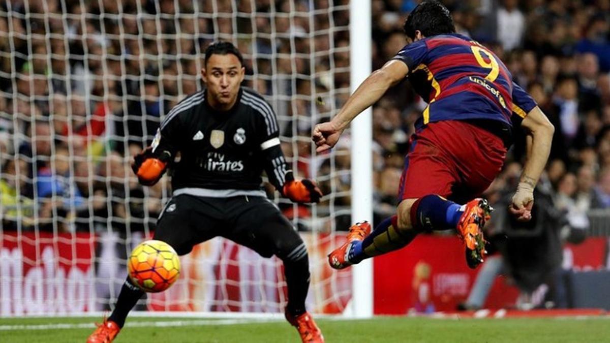 Suárez chuta para marcar el segundo gol del clásico del Bernabéu de noviembre del 2015.