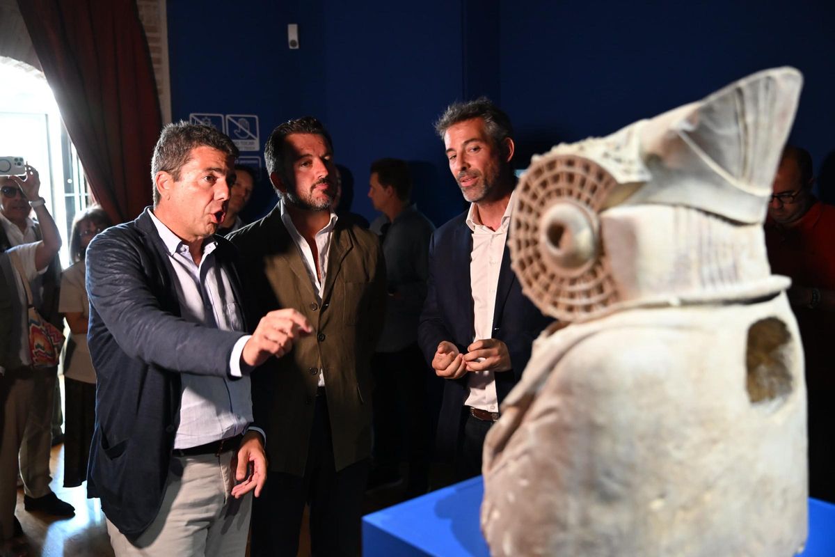 Mazón con el alcalde Pablo Ruz y el reponsable de museos de Elche, Miguel Pérez