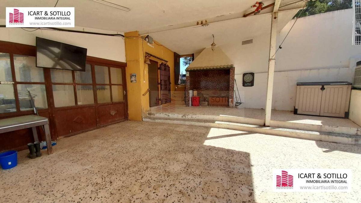 Galería de imágenes: Casa con piscina en venta en Vinaròs: una propiedad urbana con gran parcela y descuento de 15.000 euros