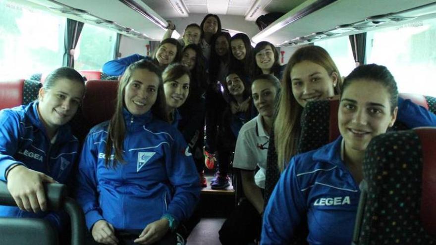 Las jugadoras del Jofemesa, poco antes de iniciar el viaje a Elche.