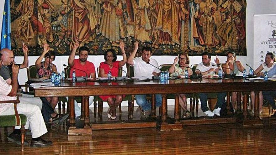 Los concejales votan en un pleno del Ayuntamiento de Toro. J. C.