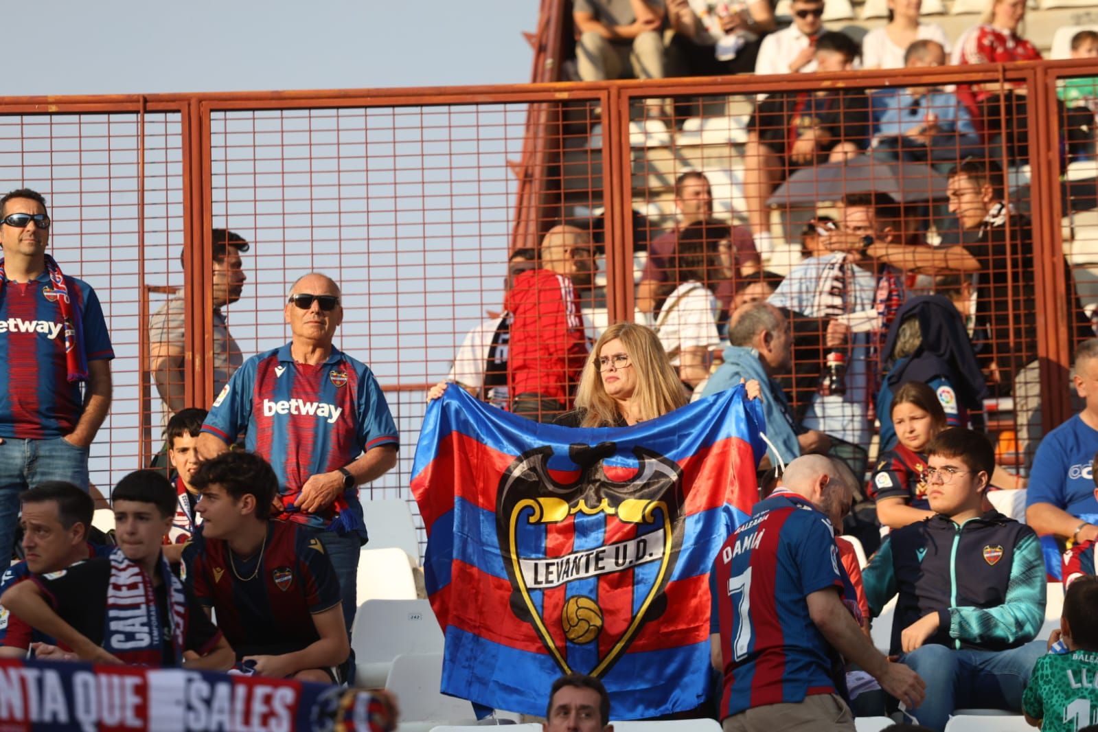 La afición se vuelca con el Levante UD en Albacete