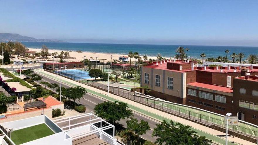 La reapertura del renovado Hotel del Golf reaviva las playas de Castelló