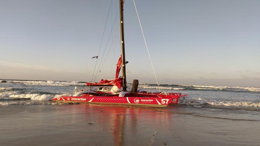 Rescatado el único tripulante de un velero que embarrancó en Corrubedo