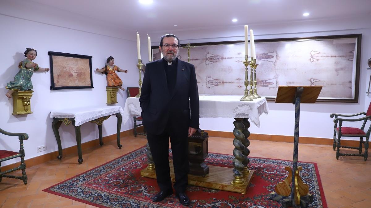 José Cruz Conde, en la sala del altar, donde luce una reproducción digital de la Sábana Santa.