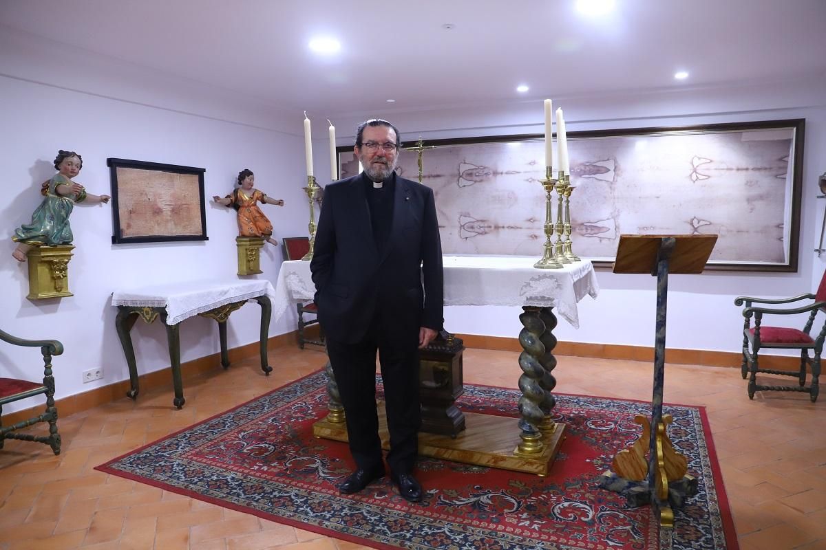 José Cruz Conde, en la sala del altar, donde luce una reproducción digital de la Sábana Santa.