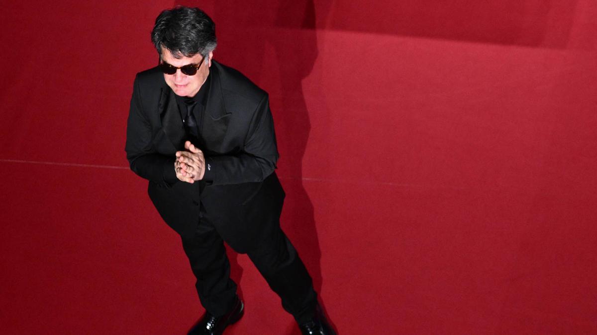 El director, guionista y productor iraní Jafar Panahi celebra tras ganar la Palma de Oro por la película Un simple accidente.