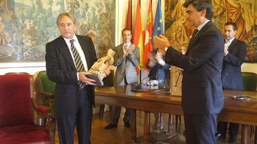 Luis Bedate tras recibir el galardón de manos del alcalde, Jesús Sedano.