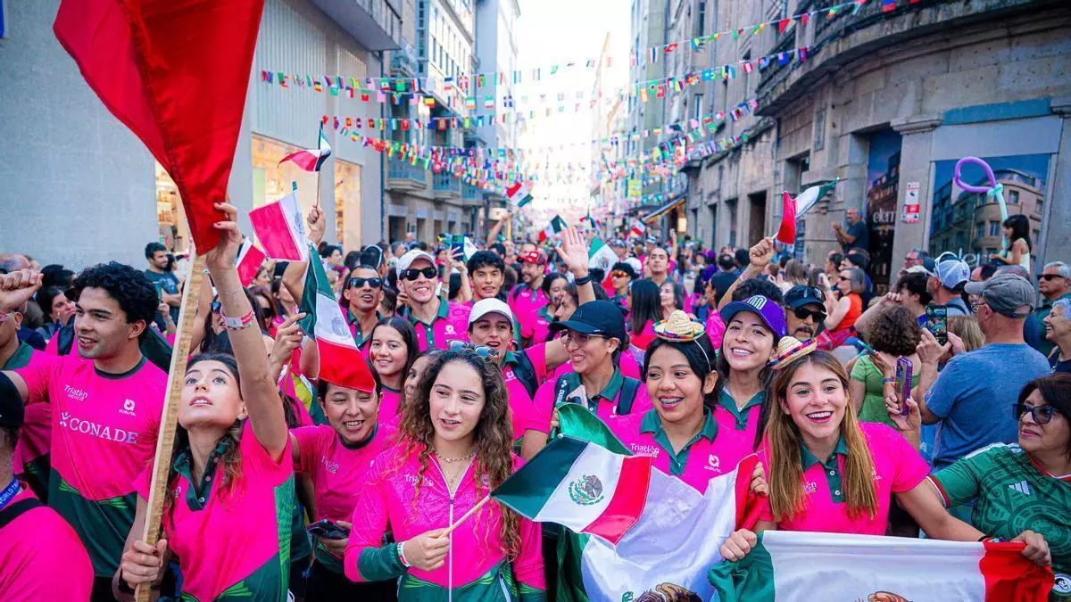 El Desfile de Naciones llena Pontevedra de color antes de la Gran Final de las Series Mundiales de Triatlón