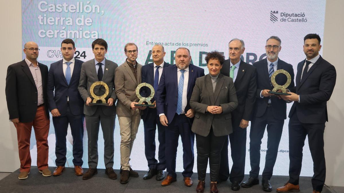 Carmina Ballester, con los representantes de las firmas ganadoras de loas Alfa de Oro 2024