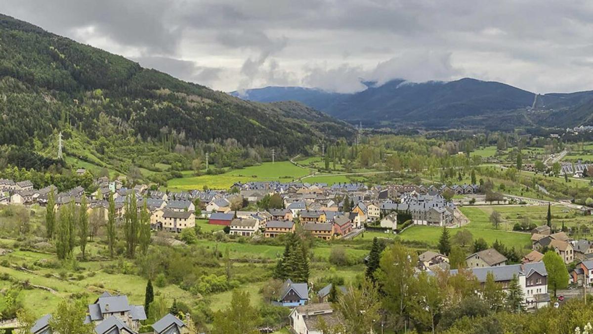 Vista general de la localidad de Villanúa