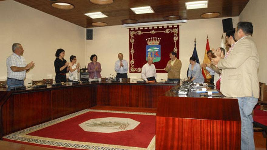 Tomás Padrón recibió ayer el aplauso unánime de los consejeros del Cabildo de El Hierro, en su despedida. i EFE