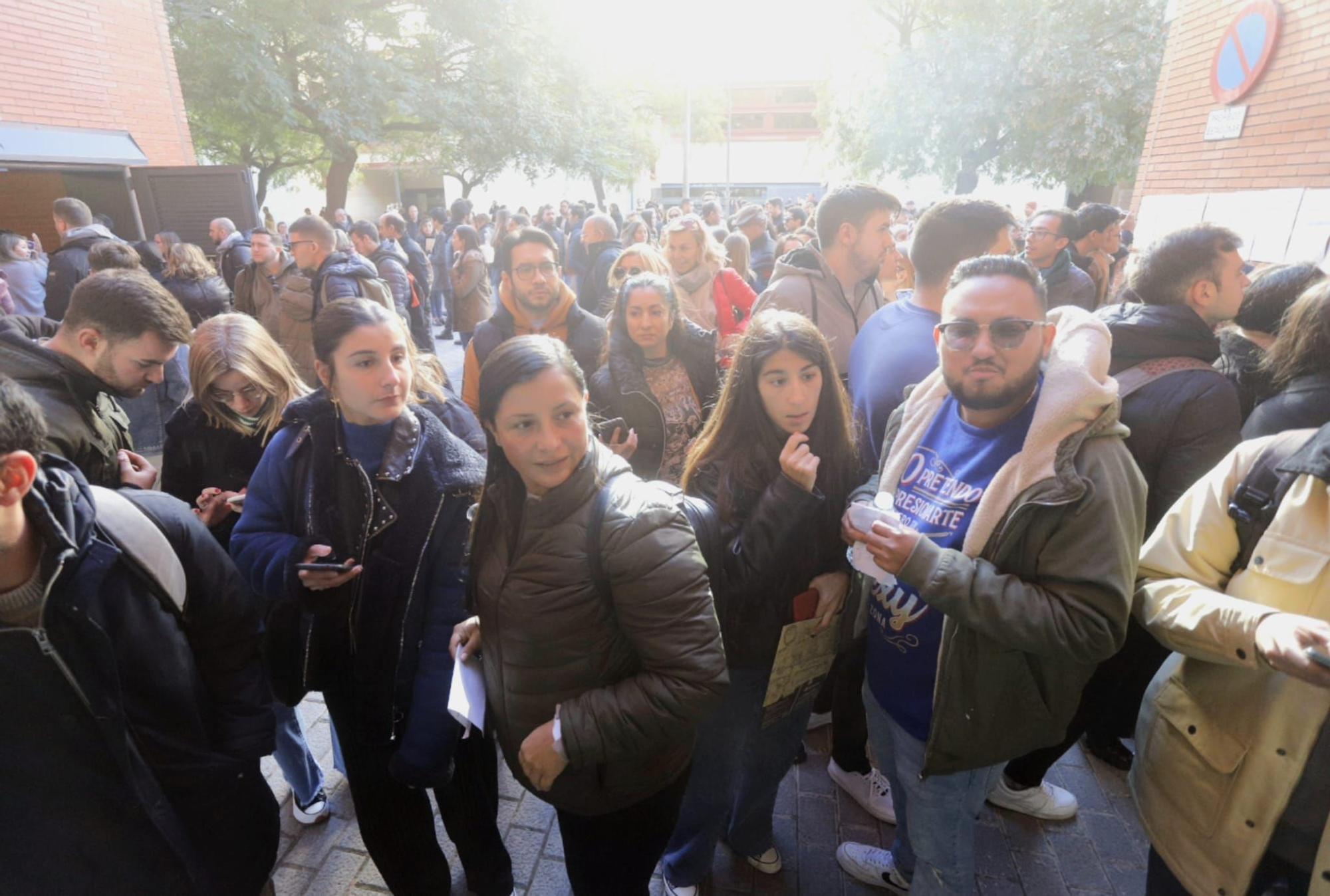 Miles de personas se presentan a las oposiciones de Sanidad en València