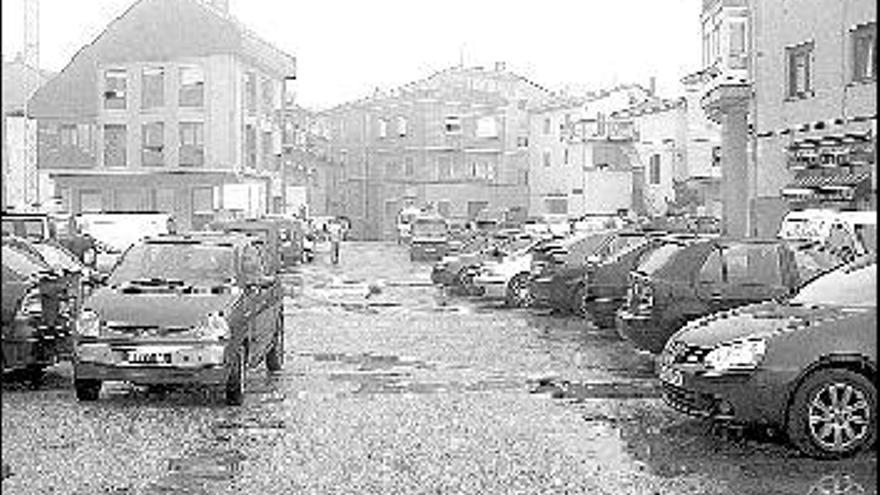 Estado del aparcamiento, ayer, de las plazas de Las Campas, en Tineo.