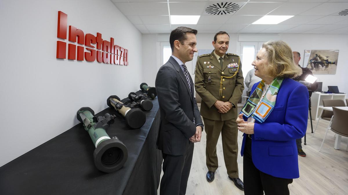 La secretaria de Estado de Defensa, Amparo Valcarce, visita la fábrica de sistemas de armamento y munición para Infantería Instalaza