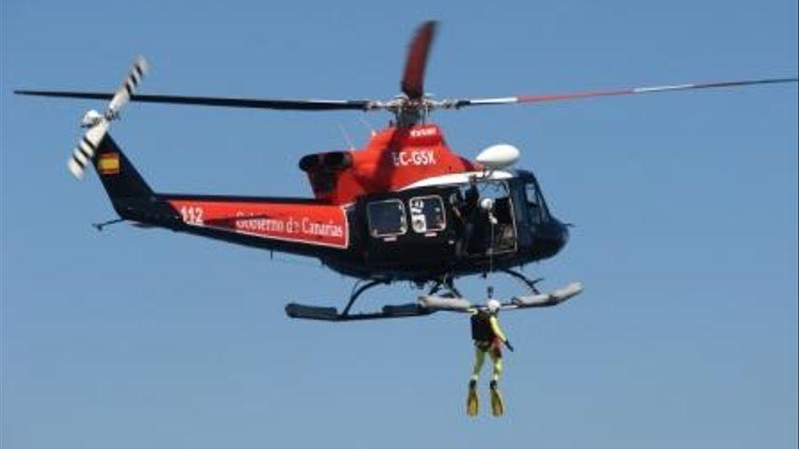 El helicóptero del GES rescata a un hombre en apuros en el mar en La Palma