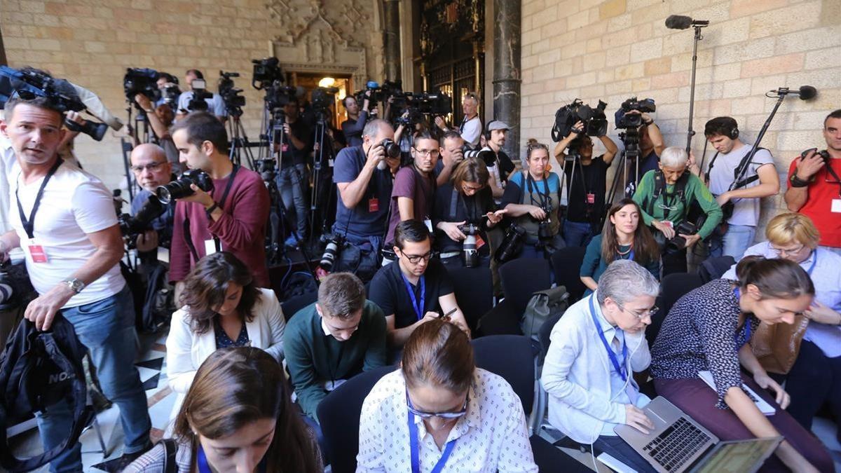 Expectación mediática ante la comparecencia de Carles Puigdemont, el pasado 26 de octubre, que finalmente se suspendió.