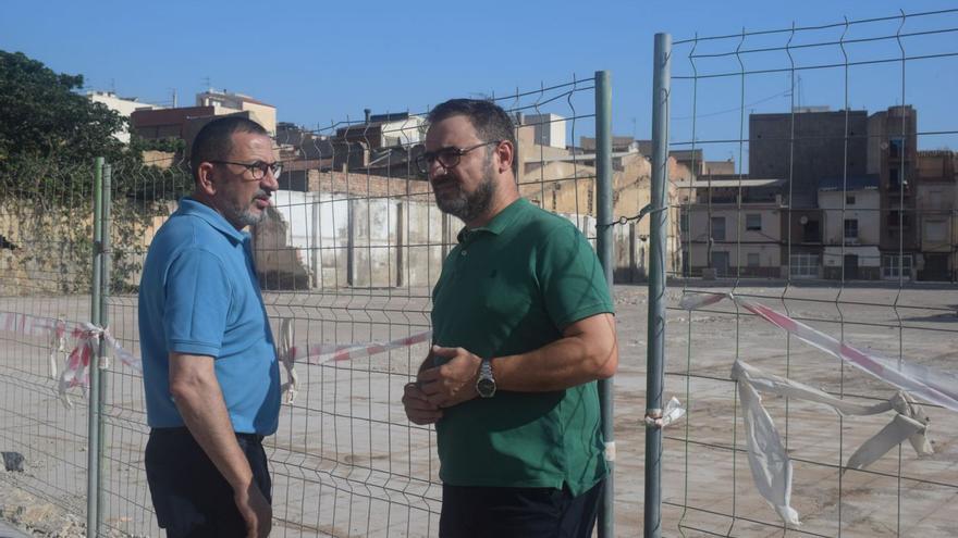 José Luis Ruiz Guillén y Diego José Mateos en el solar de la UA23. | G.PIÑERO