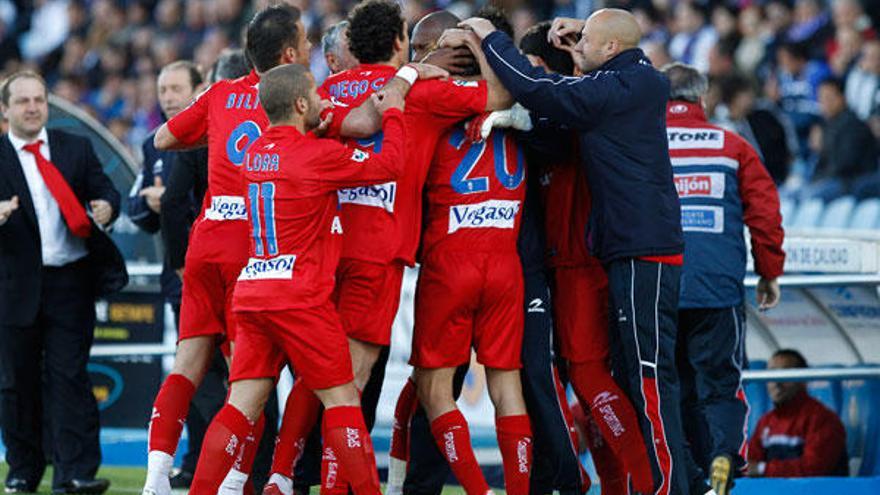 Los futbolistas del Sporting celebran el gol ante el Getafe.