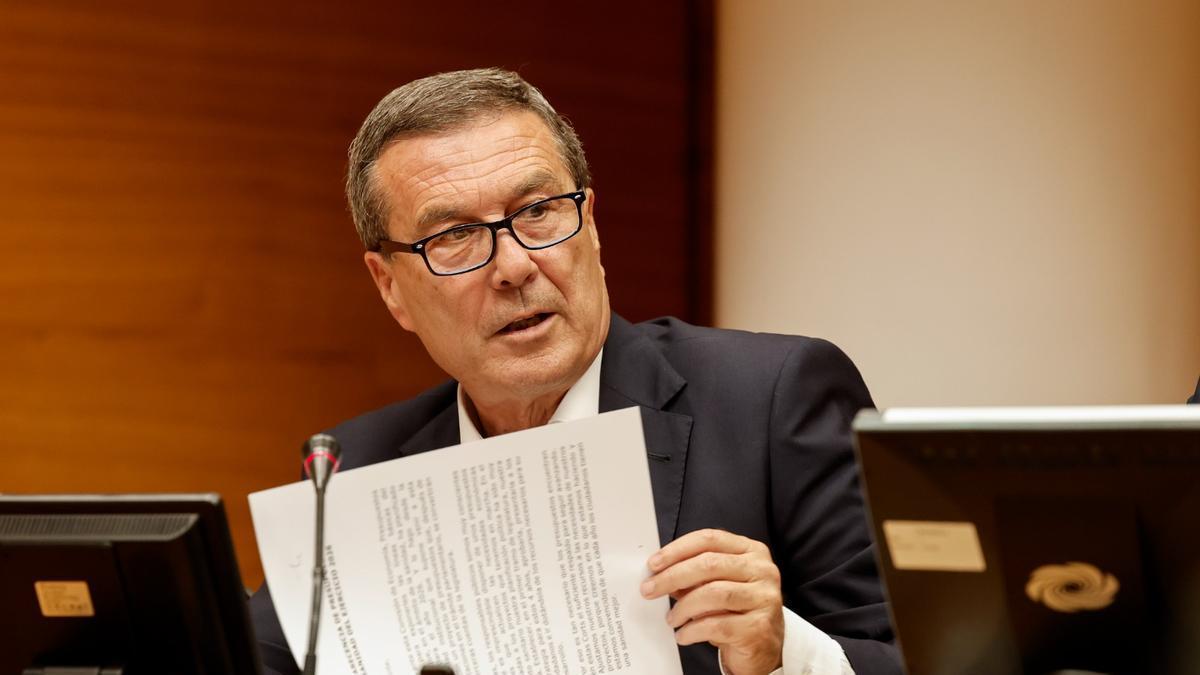 El conseller en su comparecencia en la comisión de la Cortes