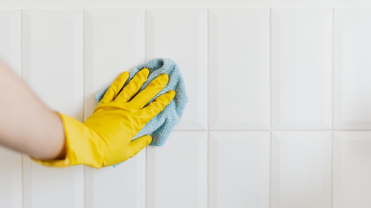 Una persona limpiando el baño.
