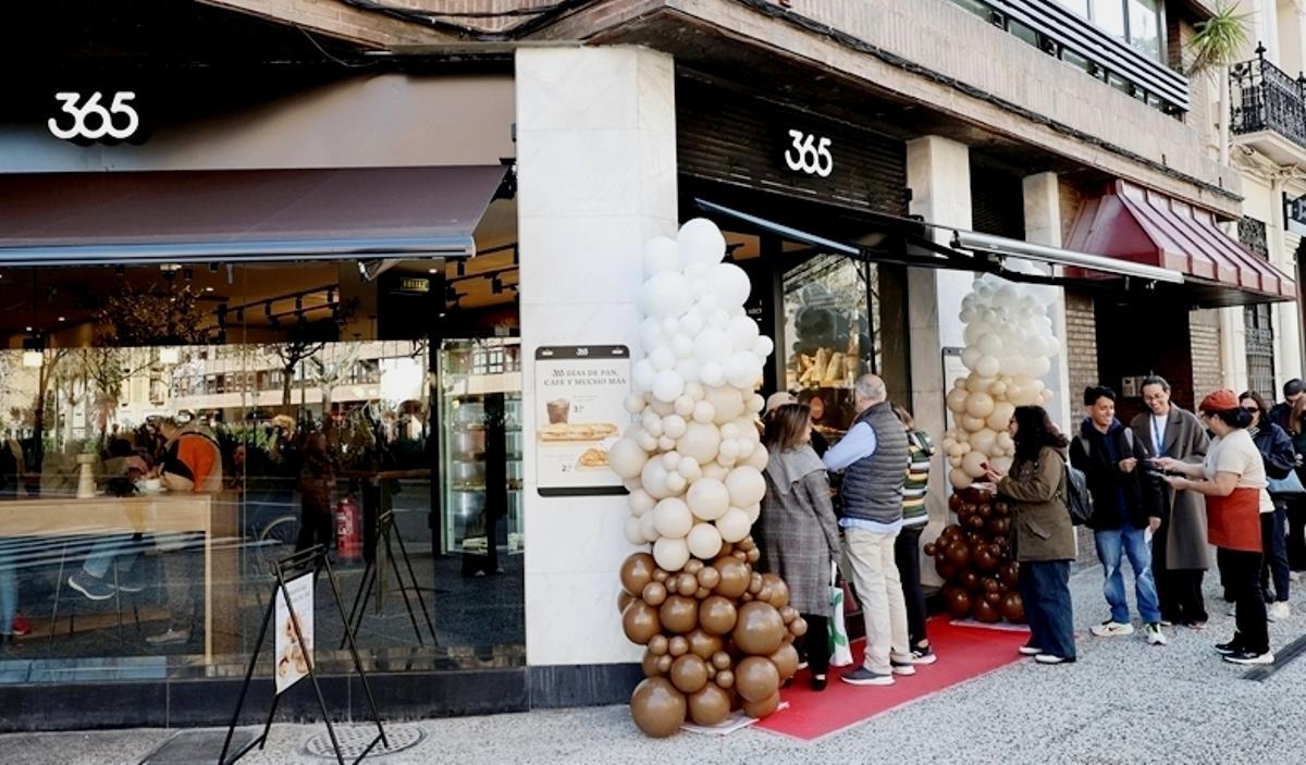 La panadería 365 Obrador que ha abierto hoy sus puertas en el Paseo Sagasta de Zaragoza.