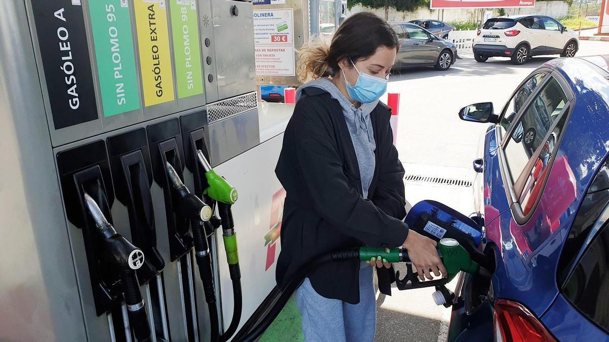 Una mujer se sirve gasolina en una estación de Vigo, el día que entró en vigor la bonificación