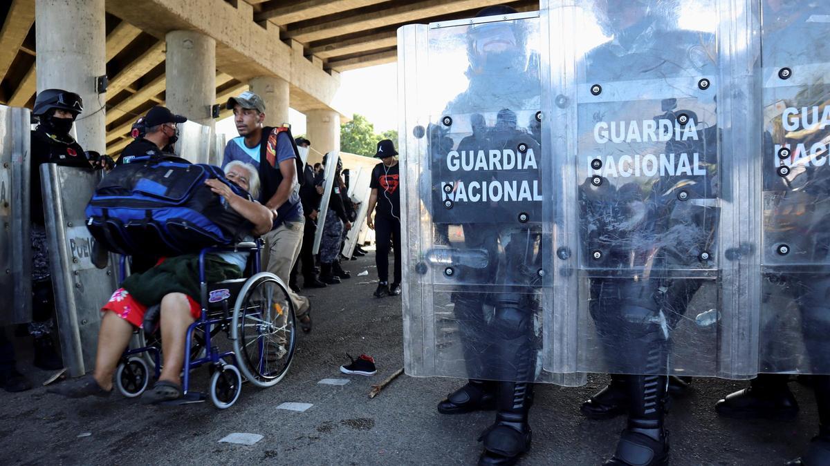 Migrantes de Centroamérica y Haití marchan en una caravana que se dirige a la capital mexicana para solicitar asilo y refugio.