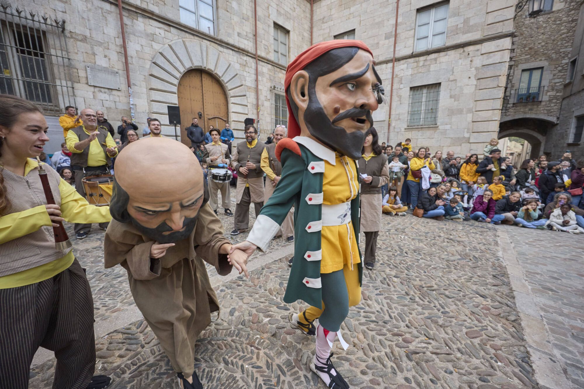 Les fotos de la passejada de capgrossos i gegants a la plaça de la catedral de Girona