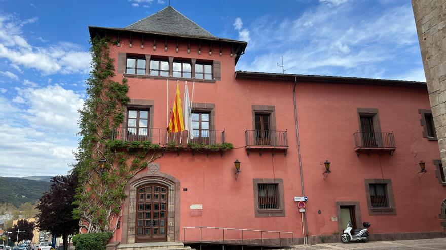 Una part de la façana de l'Ajuntament de la Seu d'Urgell, situat a la plaça dels Oms de la capital alturgellenca