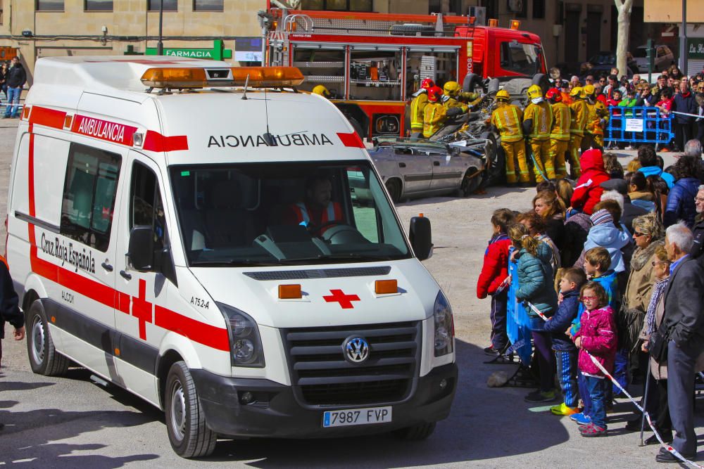 Los bomberos protagonizan rescatan a dos personas tras un accidente de tráfico ante numeroso público