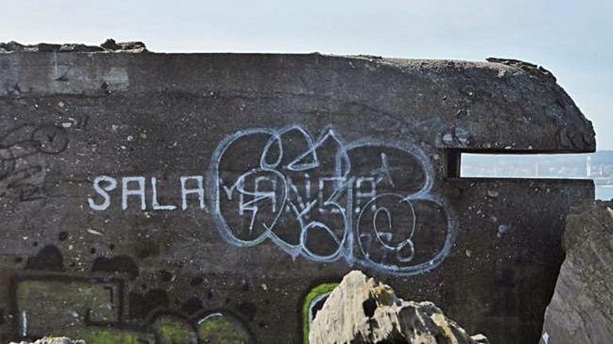 Búnker de vigilancia aún existente de la antigua batería de costa en Seixo Branco, desde la que se ve toda la ría coruñesa (en la abertura del búnker al fondo, la Torre de Control de A Coruña).