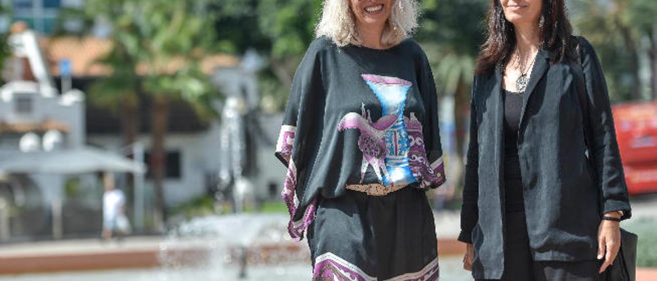 De izquierda a derecha, María Luisa Gutiérrez y Cristina Zumárraga, en el Parque de Santa Catalina.