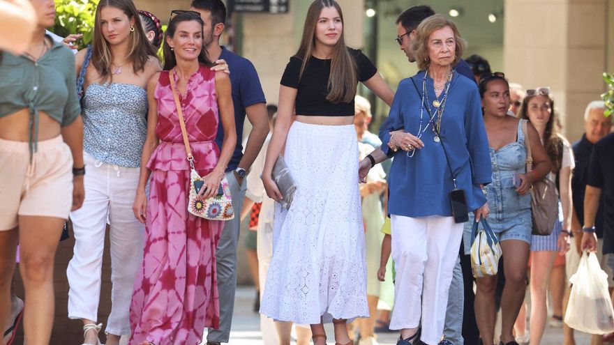 La Reina Sofía sufre un pequeño traspiés durante su paseo con Doña Letizia y sus nietas