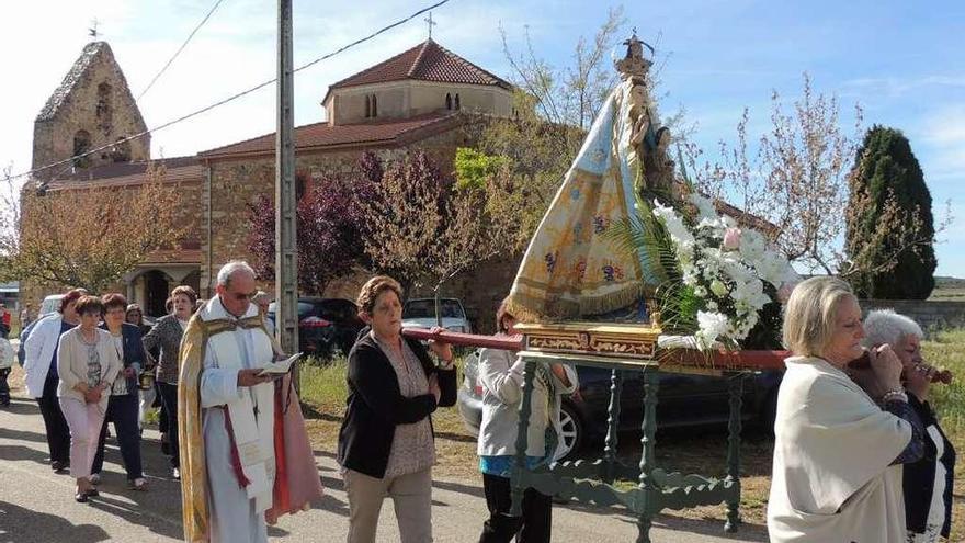 La procesión a la salida del templo.