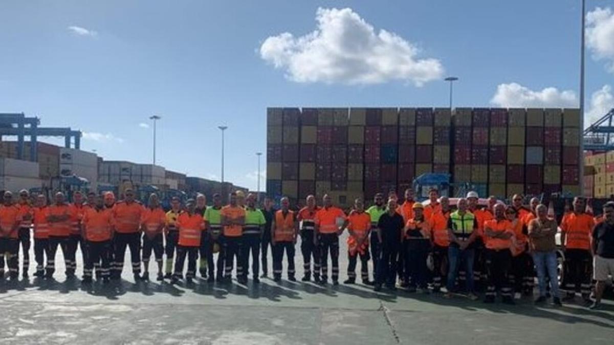 Homenaje de los estibadores canarios a Javier Esquivel en el Puerto de Las Palmas.