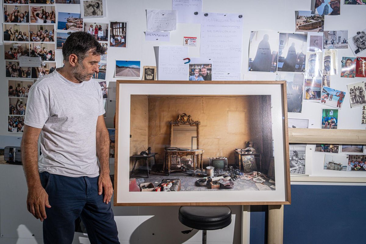 Jordi Baron, junto a la foto de Rambla 102, toda una sorpresa cuando la amplió a gran tamaño.