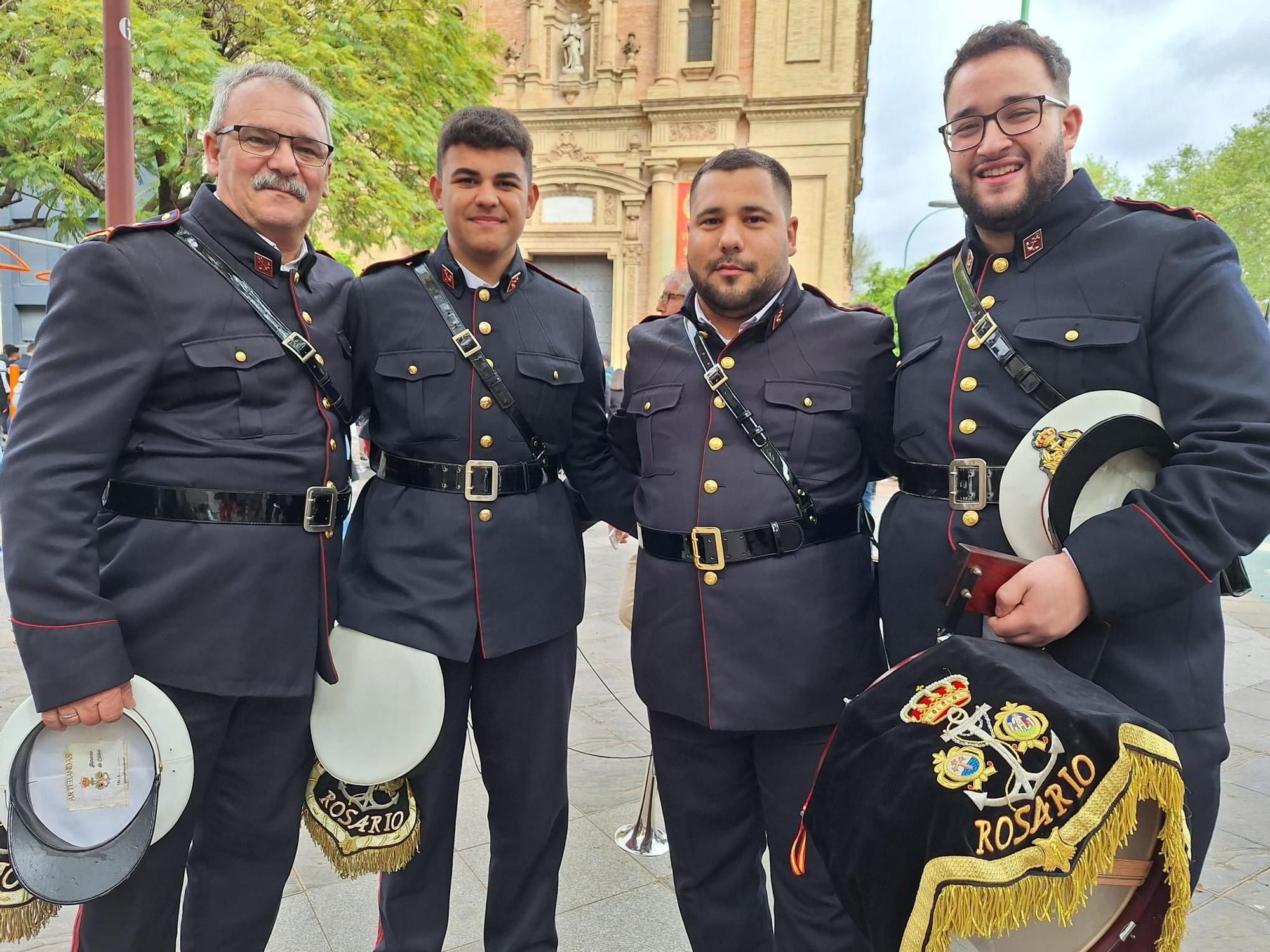 Músicos de Rosario de Cádiz a las puertas de la Iglesia de la Hermandad de la Sed